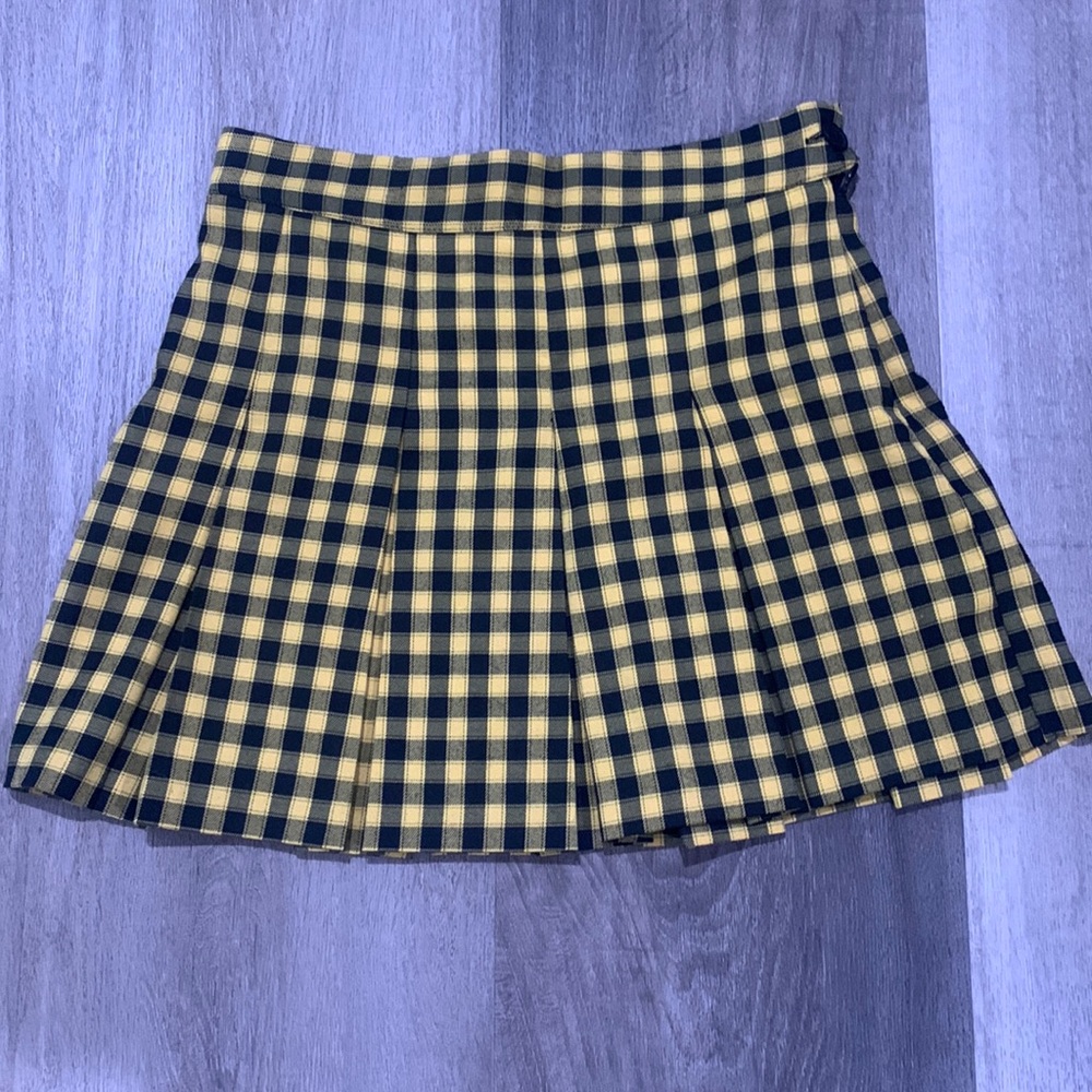 Never been worn before and the colors are yellow and black